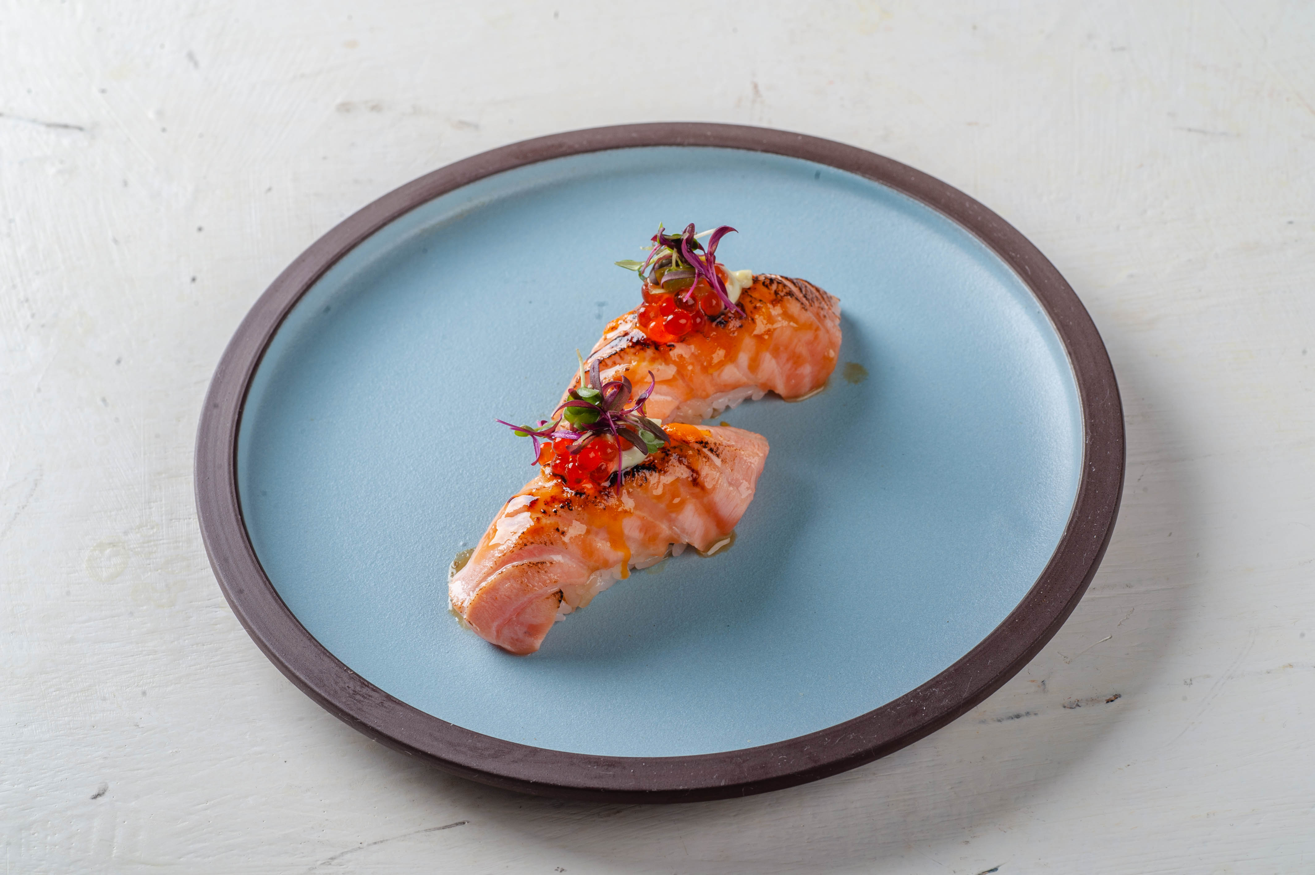 Суши из опалённого лосося с красной икрой и трюфелем